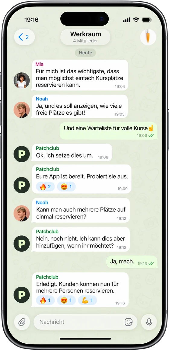 iPhone mit der Telegram-Gruppe «Werkraum»: Mia, Noah und Lea schreiben ihre Wünsche, Patchclub baut die App und ergänzt die Reservierung für mehrere Personen.